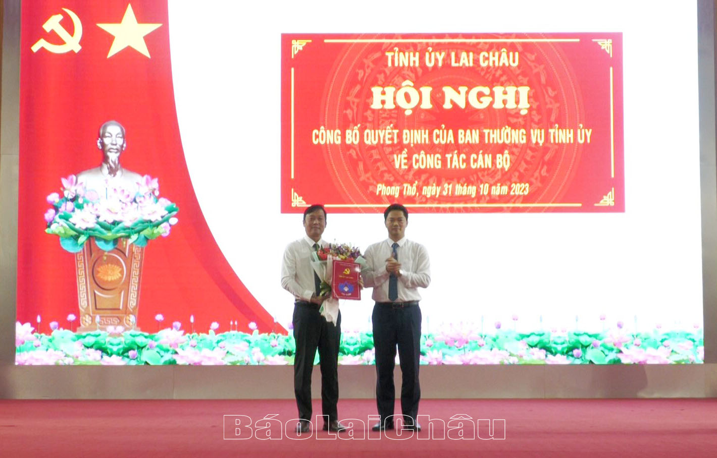Đồng chí Vũ Mạnh Hà - Uỷ viên dự khuyết Ban Chấp hành Trung ương Đảng, Phó Bí thư Thường trực Tỉnh uỷ trao quyết định về công tác cán bộ cho đồng chí Đinh Quang Tuấn.